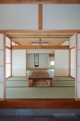 Casa Hiiragi - Casa en forma de U en el centro de la cual hay un patio y un árbol genealógico.