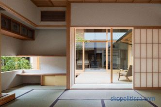 Casa Hiiragi - Casa en forma de U en el centro de la cual hay un patio y un árbol genealógico.