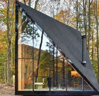 Casa en forma de cristal en miniatura en el bosque de Lansville