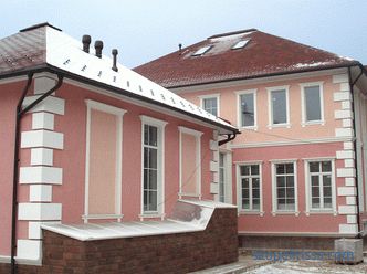 Decoración decorativa de las esquinas de la fachada, rusta de piedra y materiales modernos en el diseño de las esquinas de la casa.