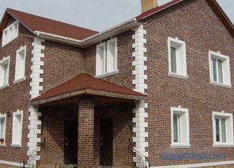 Decoración decorativa de las esquinas de la fachada, rusta de piedra y materiales modernos en el diseño de las esquinas de la casa.