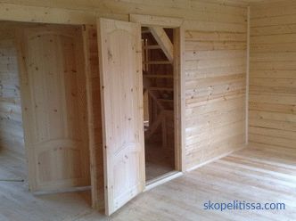 Particiones en una casa de madera de madera, paredes interiores, instalación, foto.