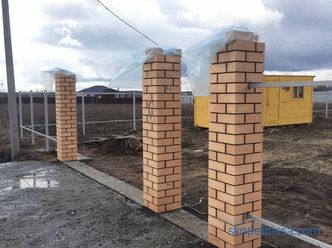 Valla de corrugado con pilares de ladrillo, las etapas de construcción e instalación.