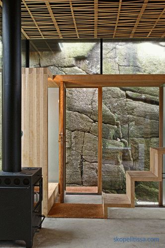 Casa con paredes transparentes en costas rocosas soleadas en Sandefjord, Noruega