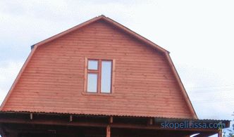 Techo a dos aguas, alero de madera, decoración del alero y techo de mansarda de una casa privada