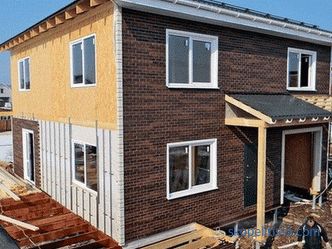 Opciones para terminar la fachada de una casa de marco con ejemplos.