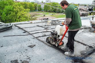 Desmontaje del techo de rollo, métodos, características y pasos del proceso, lo que afecta el costo del desmontaje del techo.
