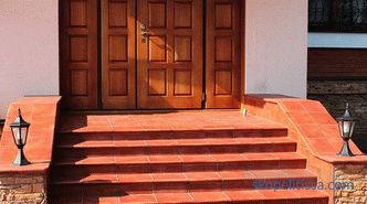 Escaleras exteriores en una casa particular de madera, foto.