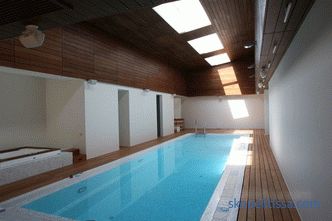 Proyectos típicos e individuales de casas con piscina: los matices de la elección.
