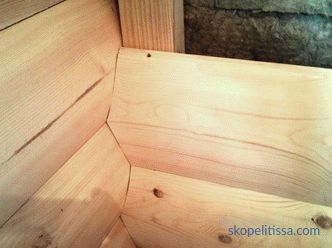 Paneles de pared de tablillas en una casa de madera, cómo enfundar la casa por dentro, foto