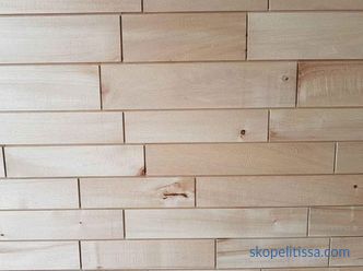 Paneles de pared de tablillas en una casa de madera, cómo enfundar la casa por dentro, foto
