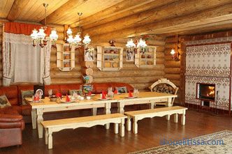 Decoración interior de una casa de madera en estilo moderno: comunicaciones, decoración de paredes.