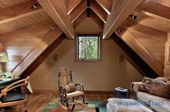 Interior y diseño del ático en una casa de madera, segundo piso en la casa de campo, el techo del ático, ideas, fotos