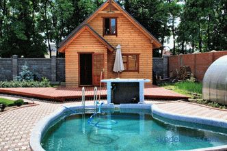Diseño de opciones interesantes para sitios con una casa, un baño y un garaje + foto