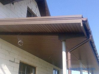 Características de la construcción de un porche con techo.