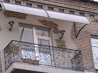 Acristalamiento de balcones con un techo llave en mano, el precio en Moscú