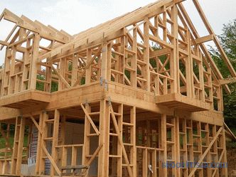 Lo que es mejor construir una casa para residencia permanente: una revisión de materiales