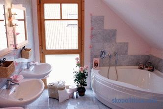 Diseño de un baño en una casa privada con ventana, proyectos en casas de campo, ideas modernas, fotos.
